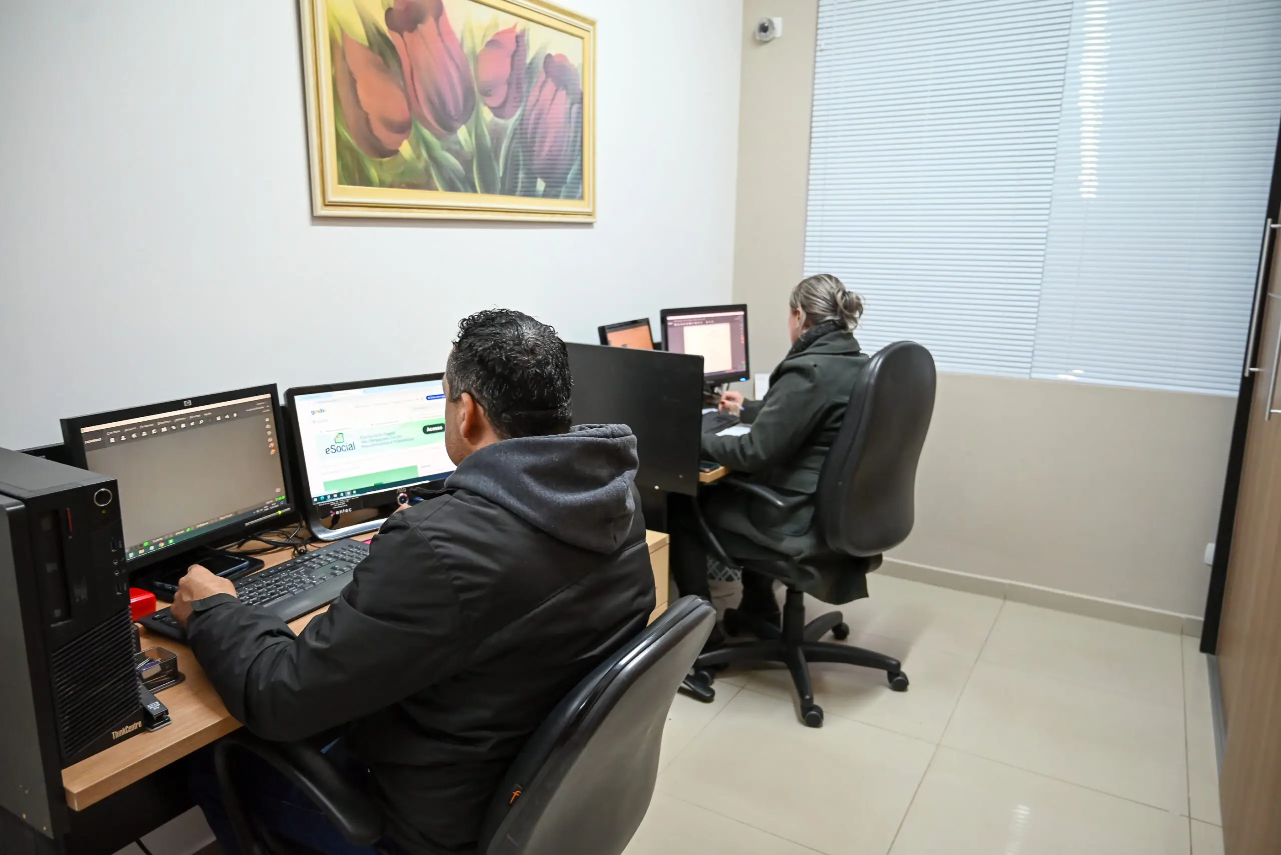 Profissionais trabalhando no ambiente real do NaXV Coworking