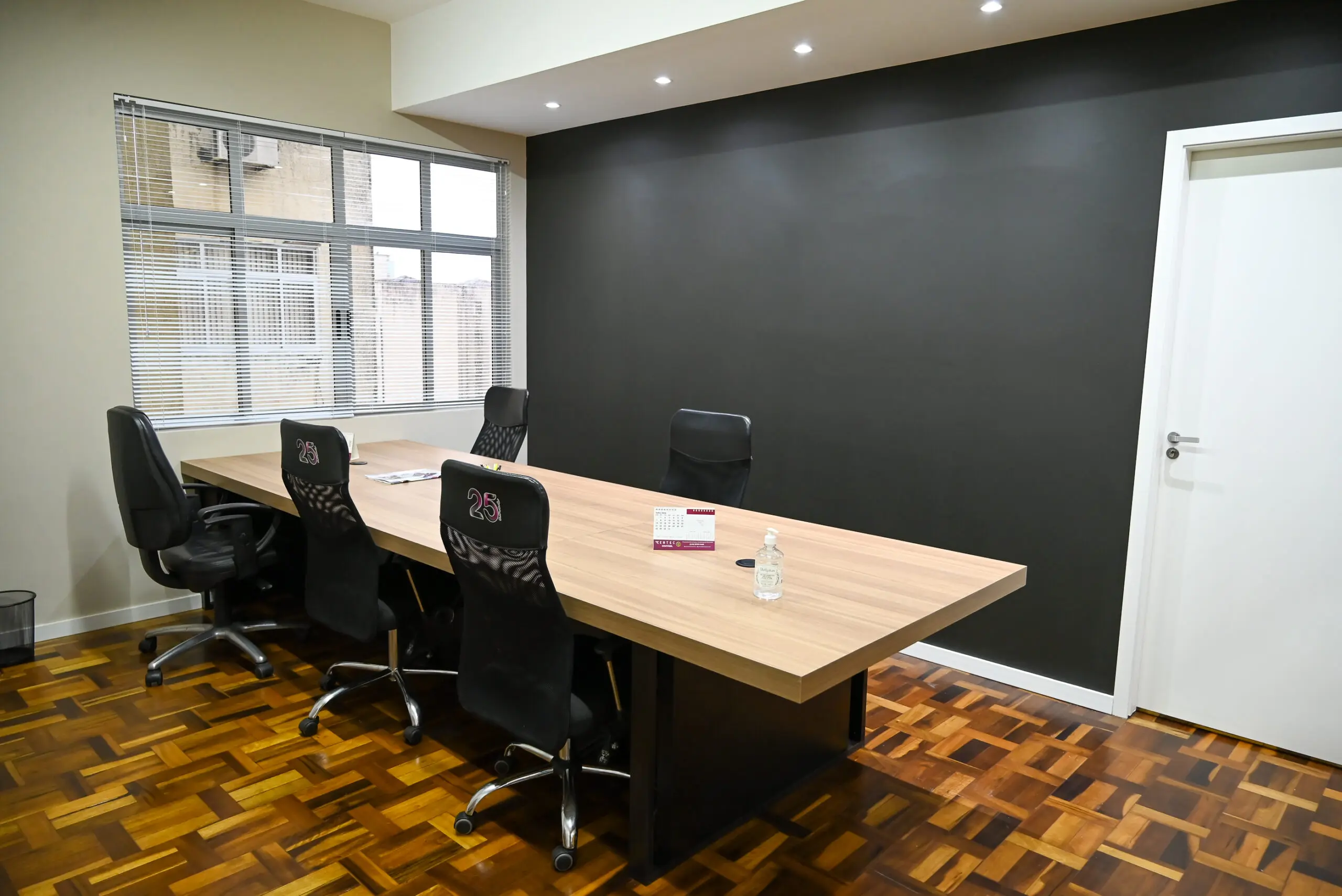 Sala de Reunião Executiva — Sala de reunião fechada com mesa ampla, ideal para receber clientes ou reunir a diretoria com privacidade. Equipada com TV e sistema de som de alta qualidade para apresentações.
